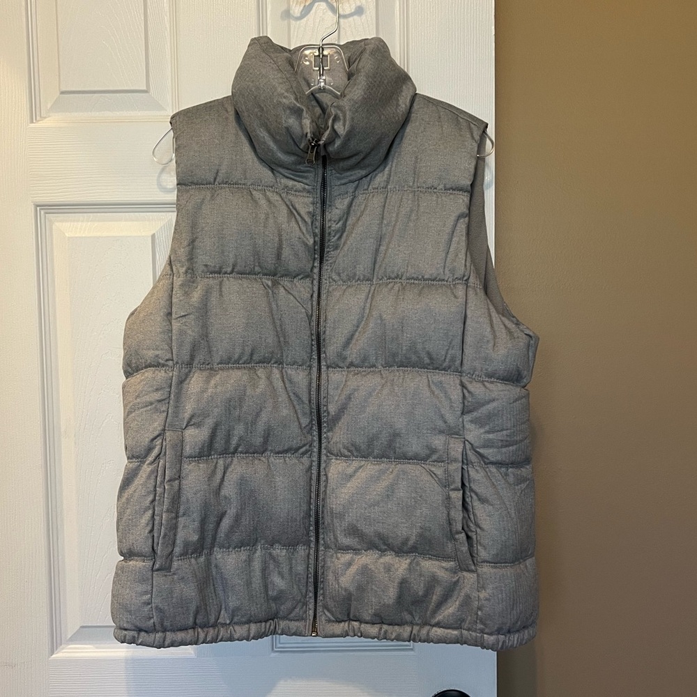 Women's Old Navy Quilted Frost-Free Puffer Vest. Size XL Grey